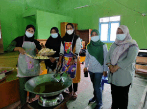 Dorong Peningkatan Ekonomi Kampung Binaan , PT Berau Coal Berikan Pelatihan Pembuatan Ampalang  Bagi Mayarakat Kampung Rantau Panjang  