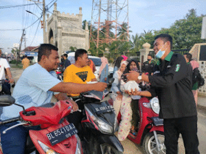 Keluarga Besar HMI Cabang Aceh Timur membagikan takjil Gratis ke pengguna jalan
