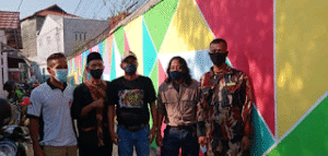 Ketua Distrik Angkatan Muda Siliwangi Kab. Karawang Ngobrol Santai Bersama Warga Kampung Bantar Kawung