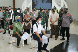 Vaksinasi dan Bansos di Jogyakarta, Kapolri Ingatkan Warga Disiplin Prokes di Sektor Ekonomi