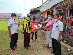 Dukung Team Sepakbola Pra Pora Aceh Timur, Rumah Sakit Zubir Mahmud Sumbang Perlengkapan Pertandingan