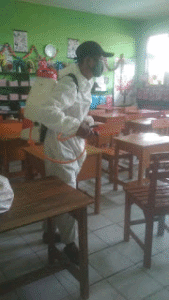 Cegah Penularan Covid-19, AMS Adakan Bakti Sosial Penyemprotan Disinfektan di SDN 01 Adirasa Barat