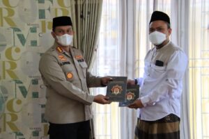 Kombes Pol Aloysius Suprijadi Kunjungi Pimpinan Pondok Pesantren Annida Al Islamy KH. Aiz Muhajirin Terkait Kamtibmas