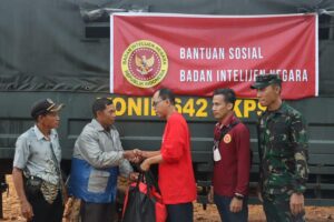 Yonif 642/Kps membantu Distribusikan Bantuan dari Badan Intelijen Negara Kepada Masyarakat Kab. Sintang yang Terdampak Banjir
