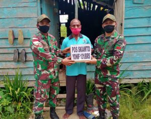 Satgas Yonif 131/Brs di Perbatasan Papua Layani Pengobatan Gratis dan Bagi Sembako