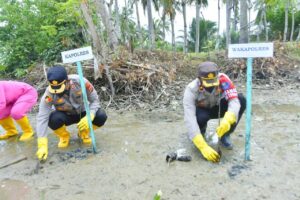 Peringati Hari Pohon Sedunia, Kapolres Aceh Timur Pimpin Penanaman Mangrove