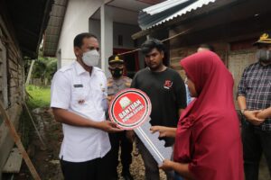 Meriahkan Hut Aceh Timur, Bupati Serah Dua Unit Rumah Untuk Masyarakat