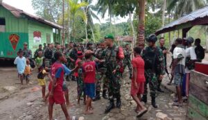 Penuh Haru, Warga Papua Lepas Satgas Yonif 131/Brs Kembali Ke Induk Pasukan