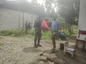 Satgas Yonif 512/QY Gelar Baksos Pembagian Paket Sembako di Kampung Perbatasan