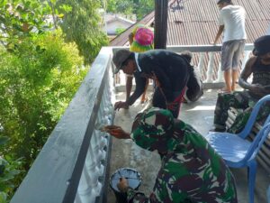 Satgas Yonarhanud 11/WBY Karya Bhakti Pembersihan Gereja Bersama Warga