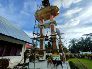 Dalam Mewujudkan Kebersamaan Anggota Satgas Pamtas RI-PNG Pos Arso Membantu Pengecatan Menara Lonceng Gereja