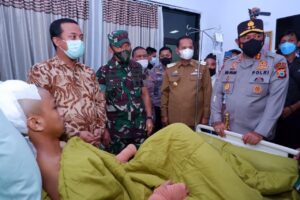 Kapolda Sulsel Jenguk Korban Aksi Penyerangan Asrama Mahasiswa di Makassar