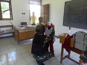 Satgas Pamtas 131/Brs Bagikan Baju Seragam dan Perlengkapan Sekolah Untuk Siswa SD di Papua