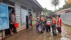 Kodim HST dan Polkes 06.09.15/HST Berikan Pelayanan Kesehatan Kepada Warga Terdampak Banjir