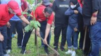 Plt. Wali Kota Bekasi Tri Adhianto Senam Bersama Warga Skaligus Simbolis Tanam 1000 Pohon Suku