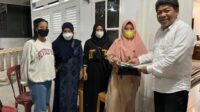 Tenaga Ahli Gubernur Serahkan Bantuan Kepada 50 Pelaku Usaha Mikro di Kota Palu