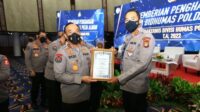 Bid Humas Polda Metro Jaya Meraih Peringkat Satu dan Menerima Piagam Penghargaan