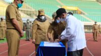 Plt. Wali Kota Bekasi Serahkan Penghargaan dan Tandatangani Kerjasama