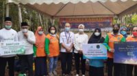 Penyerahan Paket Sembako Bagi Petugas Pelayanan Kebersihan