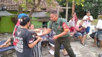 Peduli Korban Banjir, Babinsa Kelurahan Sewu Terjun Langsung Berikan Bantuan