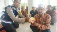 Bhabinkamtibmas Desa Bak Sukon Polsek Kuta Cot Glie Bagikan Kartu Nama Ke Warga di Desa Binaan
