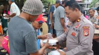 Wakapolres Bantaeng Beserta Da’i Kamtibmas dan PC Bhayangkari Bantaeng Salurkan 540 Nasi Kotak 