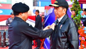 Panglima TNI Sematkan Brevet Kehormatan Hiu Kencana Kepada Presiden RI di atas KRI RJW-992