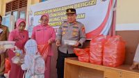 Polsek Tabalar dan Bhayangkari Gelar Kegiatan Berbagi Makanan Bergizi di SDN 001 Tubaan