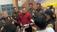 Kejati Pabar Tahan 3 Tersangka Perkara Dugaan Korupsi Pekerjaan Jalan Mogoy – Merdey di Kabupaten Teluk Bintuni Sebesar Rp.8,5 Miliar