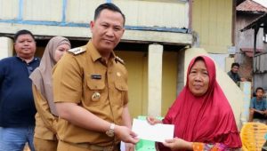 Respon Cepat, Pj. Bupati Serahkan Bantuan Korban Kebakaran dan Himbau Warga Cek Berkala Instalasi Listrik