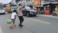 Kapolsek Pancur Batu Bersama Personelnya Melakukan Pengaturan Lalu Lintas di Pasar Pancur Batu