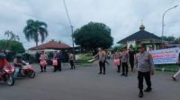 Kapolres Lubuk Linggau Bagikan Takjil kepada Masyarakat