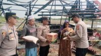 Kapolsek peureulak-serahkan-bantuan-tanggap-darurat-jepada-warga-korban-kebakaran