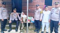 Jum’at Berkah, Kapolsek Peureulak Serahkan Bantuan Kepada Lansia