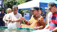 Wakil Wali Kota Bekasi Tebar Benih Lele Dukung Program Ketapang Nasional