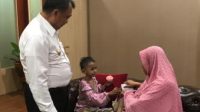 Abdul Harris Bobihoe Merespon Cepat Warganya Mengalami Sakit Komplikasi