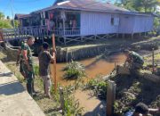 Karya Bakti Satgas Yonif 642/Kapuas Pos Kamundan Bersama Masyarakat Perbaiki Jembatan Penghubung Kampung Maroro dan Kampung Kenara