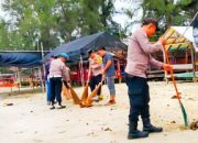 Sambut HUT Bhayangkara ke-79, Polsek Peureulak dan Warga Gotong Royong di Pantai Mak Leuge