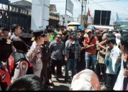 Ratusan Masa Relawan Silampari Gelar Aksi Damai Depan Halaman Polres Kota Lubuk Linggau dan Kejari Lubuk Linggau