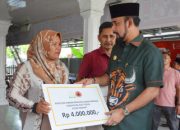 Bupati Iskandar Al-Farlaky Serahkan Bantuan untuk Korban Angin Kencang