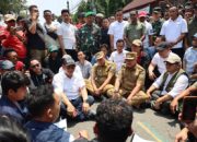 Wali Kota Bekasi Duduk Bersama Massa Aksi Serap Aspirasi di Tengah Jalan