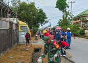 Mencegah Terjadinya Sumbatan dan Genangan Air, Babinsa Koramil Timika Ajak Warga Bersihkan Saluran Drainase