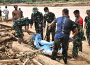 Satgas Penanggulangan Bencana Kodam I/BB Evakuasi Jenazah Korban Banjir di Desa Aek Nadol