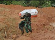Prajurit TNI Pikul Bahan Bantuan dan Jalan Kaki Puluhan Km Salurkan Logistik ke Desa Terisolir di Sitahuis