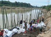 TNI dan Warga Gotong Royong Perkuat Tanggul Pasca Banjir di Langkat