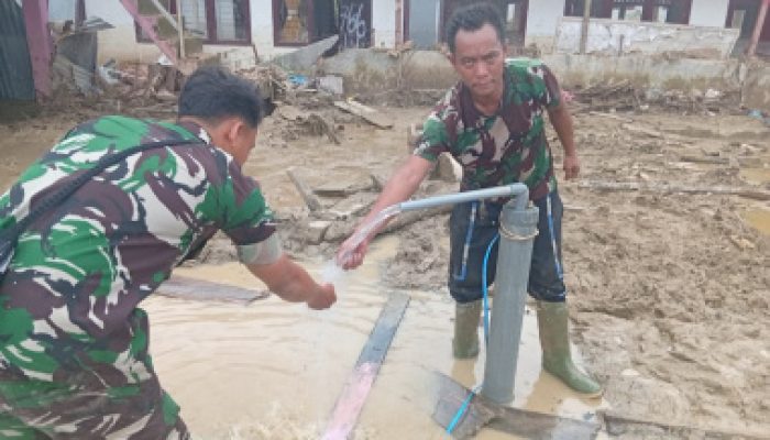 TNI Bangun Sumur Bor untuk Penuhi Kebutuhan Air Bersih Pengungsi Banjir di Batang Toru