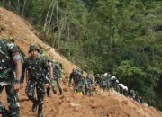 Jalan Kaki, Satgas Gulbencal Salurkan Bantuan ke Desa Terisolir di Sitahuis