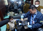 Kolaborasi​ ​​​​​BNN​ ​​​Bea​ ​​​dan​ ​​​​​Cukai​ ​ ​​​​​​​​​Serta​ ​​​​​​​​Imigrasi​ ​​​​​​​Bongkar​ ​​​​​​​​Jaringan​ ​ ​​​​​​​​​Narkotika​ ​​​​​​​​Berkedok​ ​ ​​​​Vape dan Minuman Energi