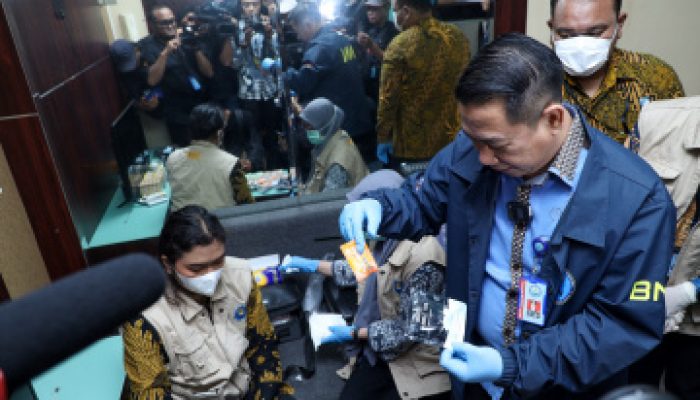 Kolaborasi​ ​​​​​BNN​ ​​​Bea​ ​​​dan​ ​​​​​Cukai​ ​ ​​​​​​​​​Serta​ ​​​​​​​​Imigrasi​ ​​​​​​​Bongkar​ ​​​​​​​​Jaringan​ ​ ​​​​​​​​​Narkotika​ ​​​​​​​​Berkedok​ ​ ​​​​Vape dan Minuman Energi