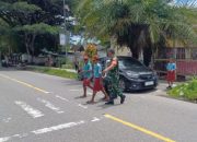 Peduli Keselamatan Anak Sekolah, Secara Rutin Babinsa Koramil Jajaran Kodim 1710/Mimika Bantu Seberangkan Jalan